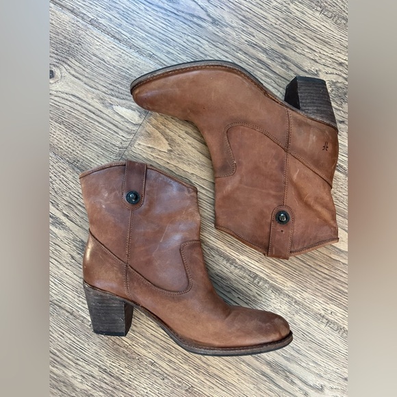 FRYE BROWN LEATHER 2.5” HEEL SHORT BOOTIES size 10B - Picture 1 of 4